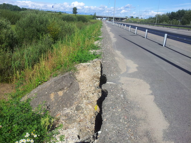 Skaitytojo Audriaus nuotr./Subyrėjo prieš pusmetį Kauno rajone įrengtas dviračių takas