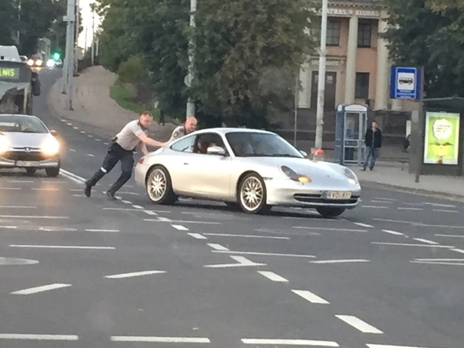 Lietuvos policijos nuotr./Vilniaus patruliai suskubo į pagalbą „Porsche“ vairuotojai