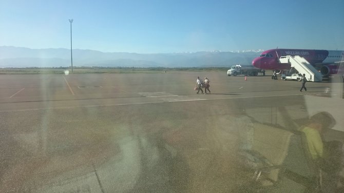 Karolinos Stažytės nuotr./Kutaisio oro uosto darbuotojas padėjo į Gruziją atskridusiai lietuvei