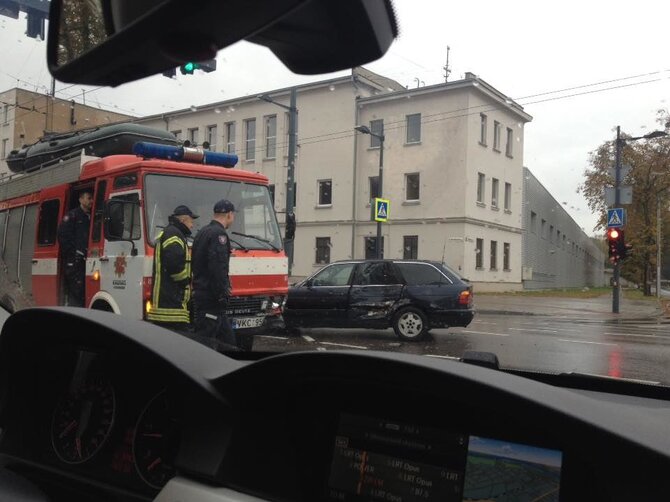 „Kur stovi policija Kaune“ nuotr./Kauno A.Juozapavičiaus g. avariją patyrė į iškvietimą skubėję ugniagesiai