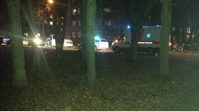 „Kur stovi policija Kaune“ nuotr./„Kauno vandenų“ autobusiukas partrenkė pėsčiąjį