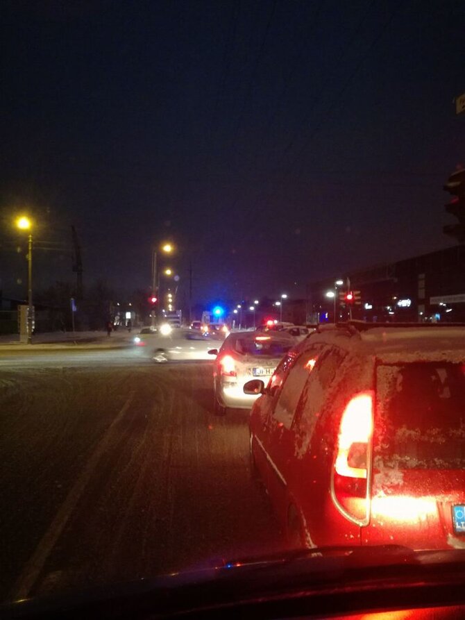 „Kur stovi policija Kaune“ nuotr./Kauno Birželio 23-osios ir Partizanų g. sankryžoje partrenkta moteris
