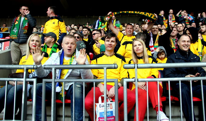 Karolinos Stažytės nuotr./Lietuvos futbolo rinktinės fanai „Wembley“ stadione