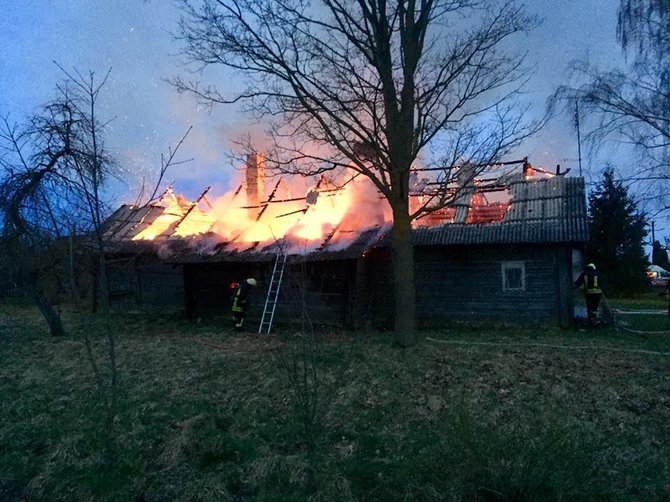 Skaitytojos nuotr./Namo gaisras Ukmergės rajone