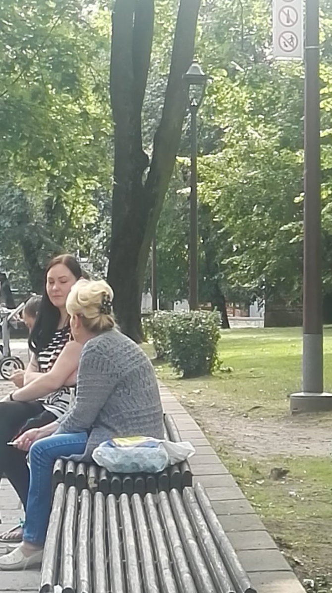 Skaitytojo Manto nuotr./Rūkančios moterys Kauno Miesto sode, kur rūkyti yra draudžiama