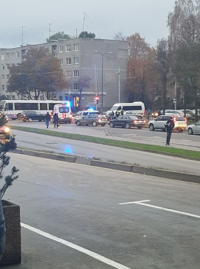 „Kur stovi policija Kaune“ nuotr./Avarija prie prekybos centro „Savas“ Kaune