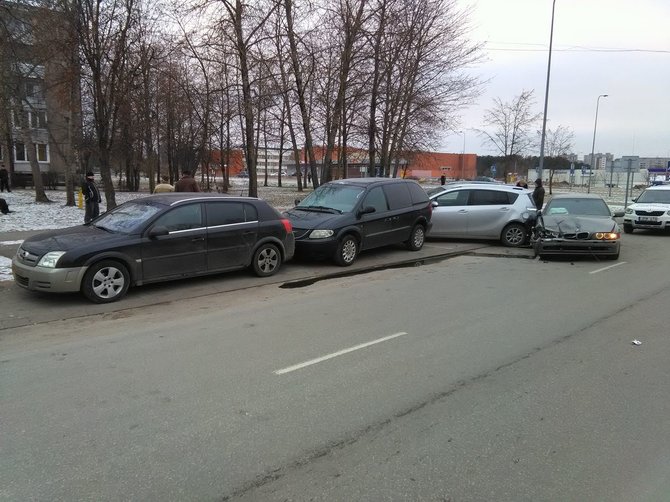 Kauno apskrities VPK nuotr./Jonavoje girtas BMW vairuotojas apgadino 4 automobilius