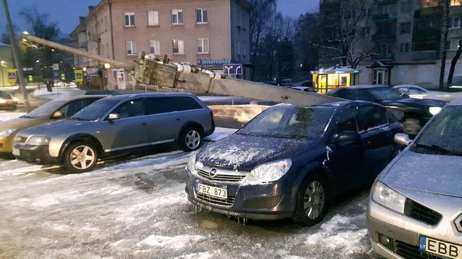 „Kur stovi policija Kaune“ nuotr./Kaune „VW Polo“ įsirėžus į stulpą, šis užgriuvo ant stovėjusio „Opel“