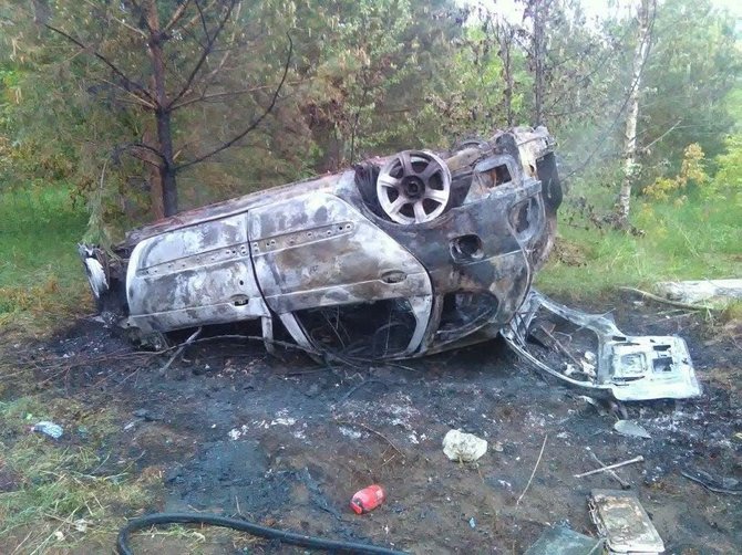 Kauno apskrities VPK nuotr./Kaišiadorių rajone vertėsi ir užsidegė girto vyro vairuojamas „Renault“