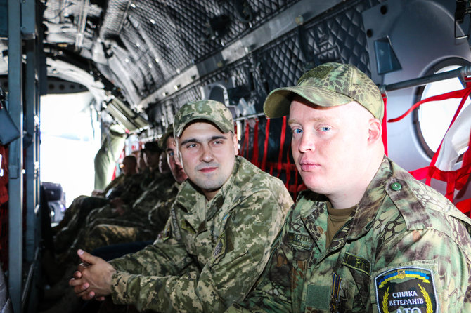 15min.lt/Pauliaus Ramanausko nuotr./Ukrainos kariai lėktuve „Spartan“