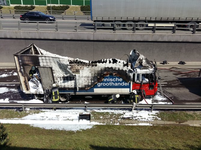 15min skaitytojo Andriaus nuotr./Liepsnos visiškai suniokojo vilkiko priekabą