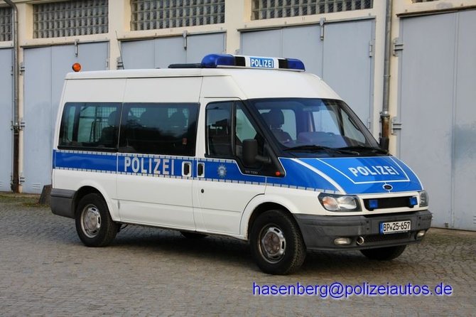 polizeiautos.de nuotr./Vokietijos Federalinės policijos pareigūnų naudojamas 2014 m. „Ford Transit“