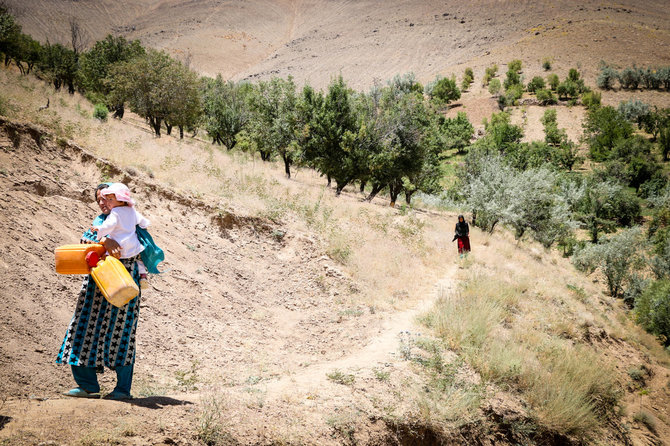 Pauliaus Ramanausko/15min nuotr./Kol neįrengta drėkinimo sistema, šios moterys nešioja vandenį laistymui kalnų takeliais