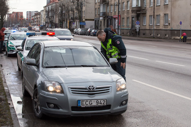 Mariaus Vizbaro / 15min nuotr./Kelių policijos reidas Tvirtovės alėjoje