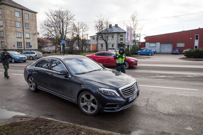 Mariaus Vizbaro / 15min nuotr./Kelių policijos reidas Tvirtovės alėjoje