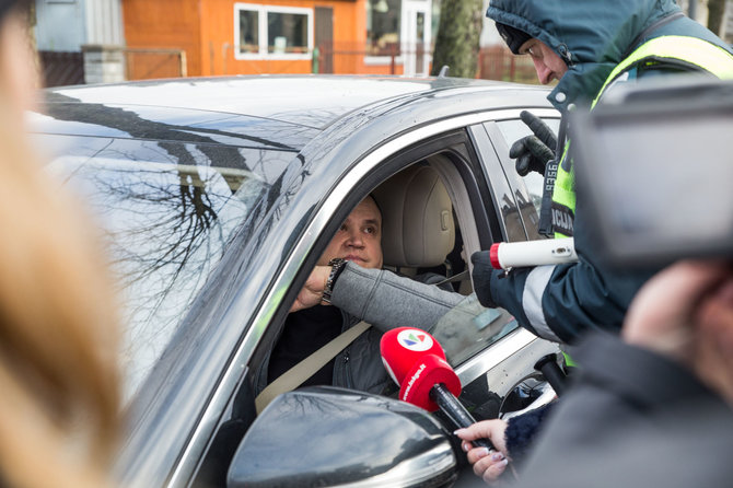 Mariaus Vizbaro / 15min nuotr./Kelių policijos reidas Tvirtovės alėjoje