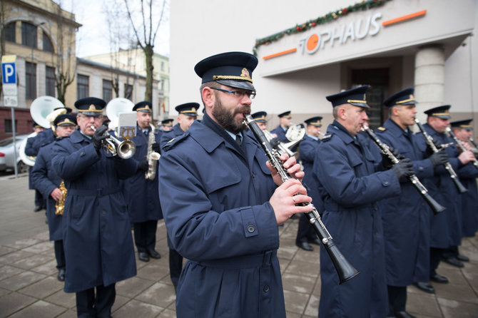 Mariaus Vizbaro / 15min nuotr./Kaune atidengta paminklinė plokštė tragiškai žuvusiems Lietuvos Respublikos Ministrų kabineto nariams atminti