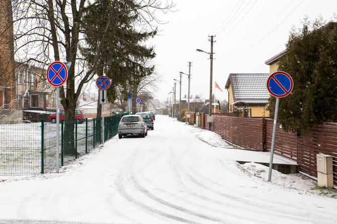 Mariaus Vizbaro / 15min nuotr./Kelio ženklai Laurų gatvėje