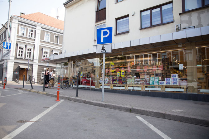 Mariaus Vizbaro / 15min nuotr./Neįgaliųjų automobilių parkavimo vieta