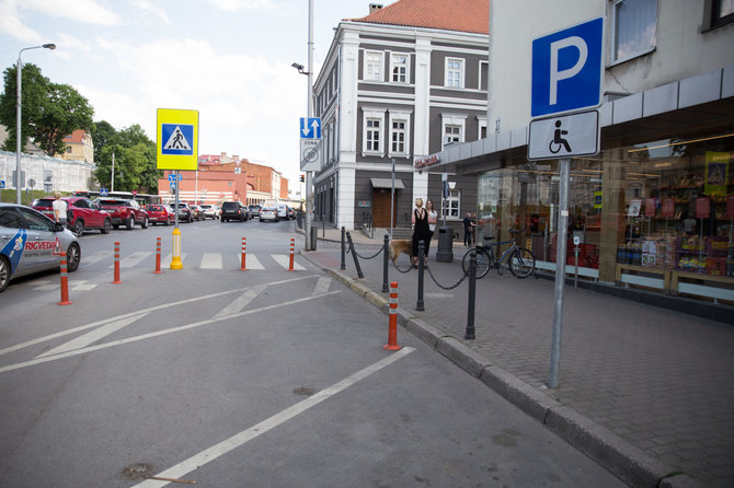 Mariaus Vizbaro / 15min nuotr./Neįgaliųjų automobilių parkavimo vietos žymėjimas gatvėje