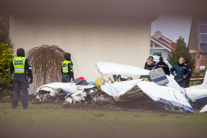 Mariaus Vizbaro / 15min nuotr./Noreikiškėse nukrito sportinis lėktuvas. 