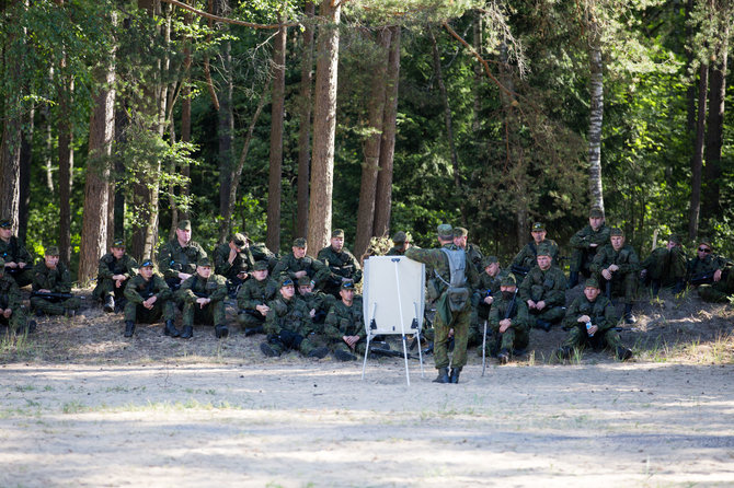 Mariaus Vizbaro / 15min nuotr./Karių pratybos Kazlų Rūdos poligone