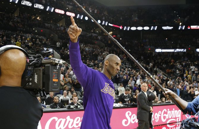 AFP/„Scanpix“ nuotr./Kobe Bryantas atiduoda pagarbą „Spurs“ srigaliams