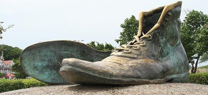 Stop kadras/ Skulptūra „Seni batai“ Kartachenoje, Kolumbijoje 