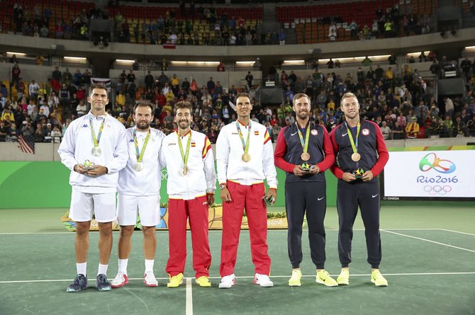 „Scanpix“ nuotr./Dvejetų turnyro nugalėtojams įteikti olimpiniai medaliai