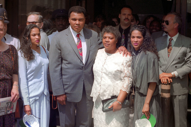 Scanpix nuotr./Muhammadas Ali su žmona ir dvynėmis dukromis