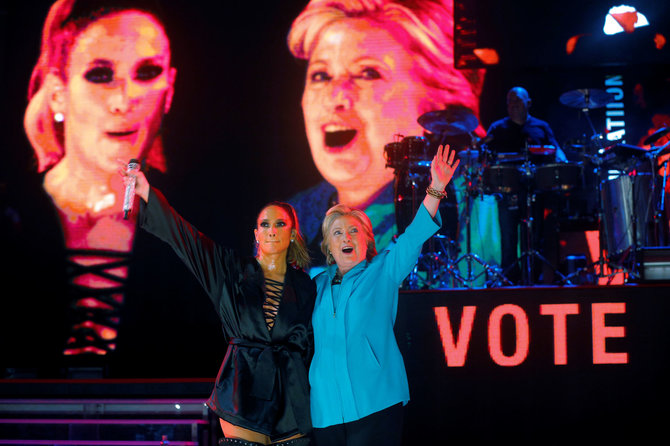 Scanpix nuotr./Jennifer Lopez ir Hilary Clinton