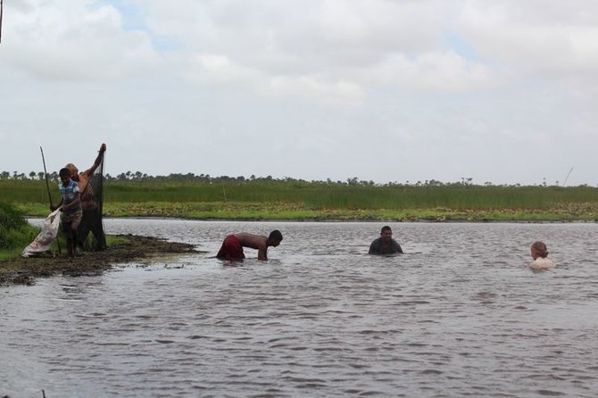 Asmeninio albumo nuotr./Su draugais ūkininkais žvejyba Gajanoje: „ Pelkėje murkdėmės 4 valandas ir gaudėm žuvis rankomis“
