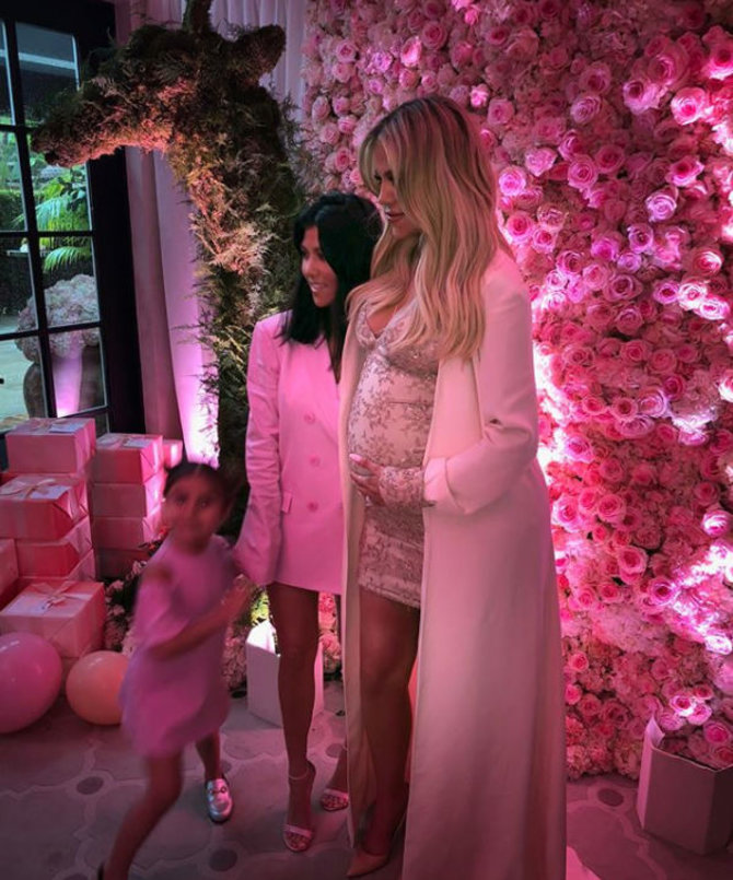 Instagram nuotr./Kim Kardashian ir Khloe Kardashian