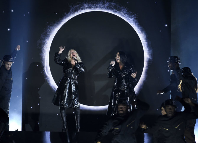 AFP/„Scanpix“ nuotr./Christina Aguilera ir Demi Lovato 