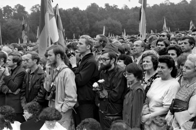 Vytauto Daraškevičiaus nuotr. /Kunigaikštis Vildaugas 1988 m. rugpjūčio 23 d. Sąjūdžio mitinge Vingio parke