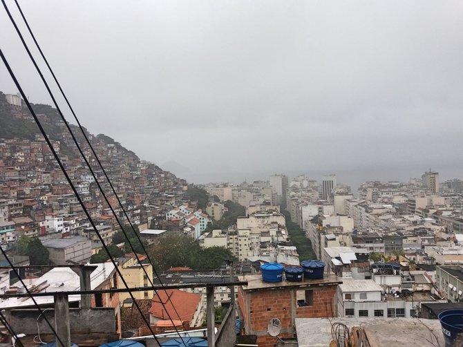 Ugniaus Antanavičiaus nuotr./Kairėje – favela, dešinėje – turistinis rajonas