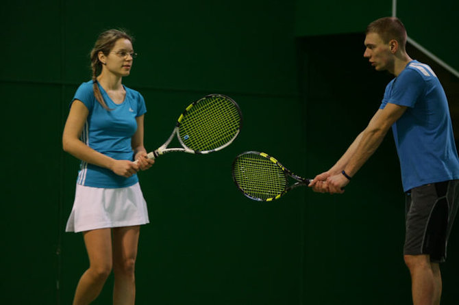 Asmeninio M.Puidoko archyvo nuotr./M.Puidokas su žmona žaidžia tenisą