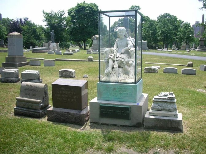 Findagrave nuotr./Inezos Clark kapas Čikagoje