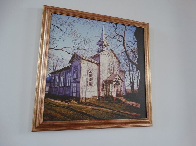 Wikipedia Commons nuotr./Pakalnių senosios bažnyčios nuotrauka, kabanti naujojoje bažnyčioje
