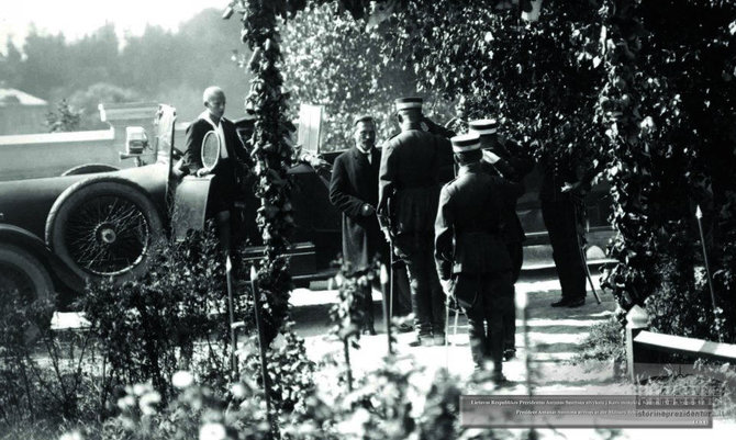 epaveldas.lt nuotr. / Prezidentas Antanas Smetona 1927 m. atvyksta į Karo mokyklą