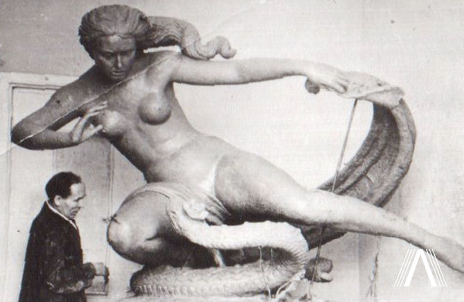 archivesofculture.com nuotr./R.Antinis prie skulptūros „Eglė Žalčių karalienė“ modelio 1952 m.