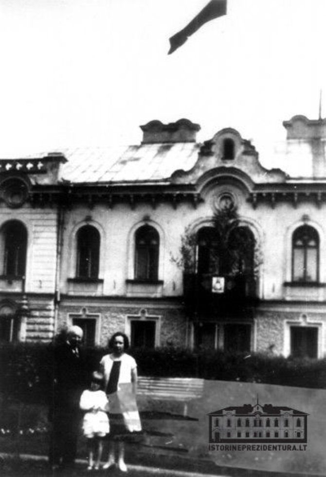 Istorineprezidentura.lt nuotr./Aleksandras Stulginskis su šeima Prezidento rūmų sodelyje. Kaunas, 1925–1926 m.