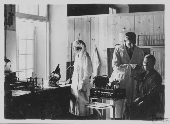 virtualios-parodos.archyvai.lt nuotr./Gydytojas psichiatrinės ligoninės teritorijoje apžiūri pacientę, 1934 m.