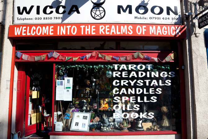 Vida Press nuotr./Wicca pasekėjų parduotuvė Londone