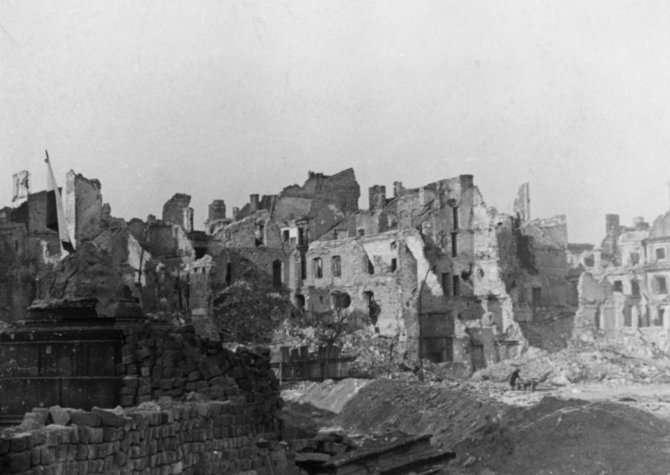 Vida Press nuotr./Varšuvos griuvėsiai 1945 m., po II pasaulinio karo pabaigos