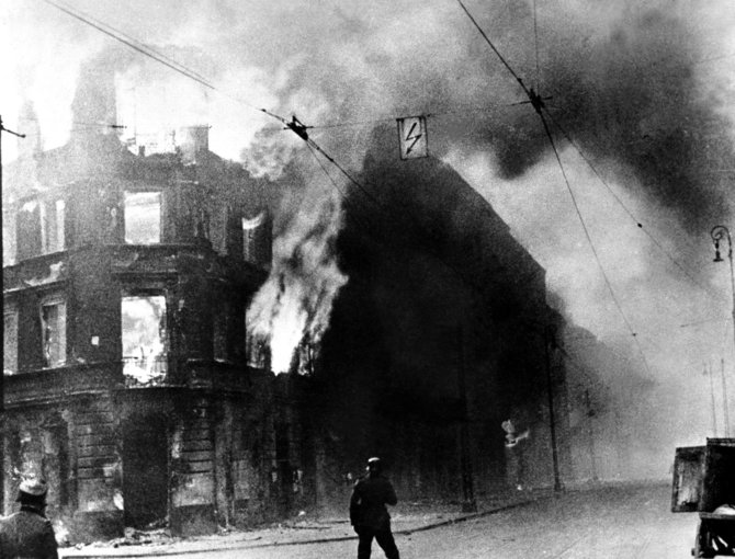 Vida Press nuotr./Liepsnojantys Varšuvos geto pastatai, 1943 m.