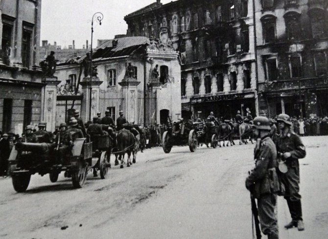 Vida Press nuotr./Vokiečių kariuomenė įžengia į Varšuvą 1939 m.