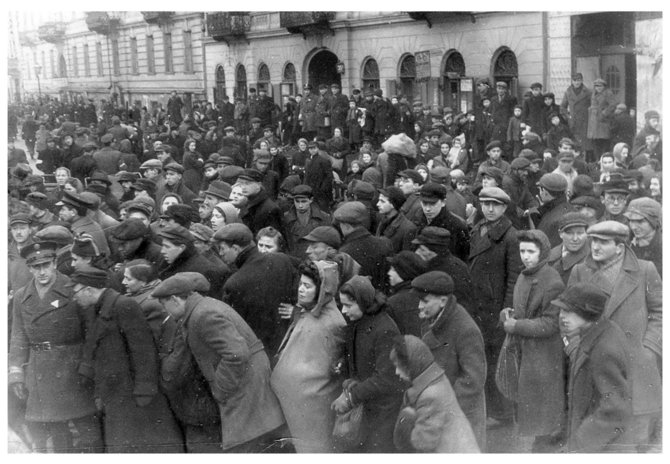 Vida Press nuotr./Žydų minia Varšuvos gete 1942 m.