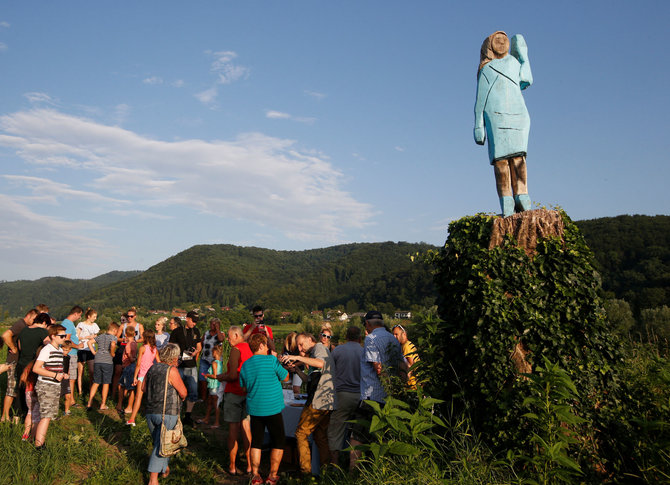 „Reuters“/„Scanpix“ nuotr./Melanios Trump skulptūra Slovėnijoje traukia lankytojus
