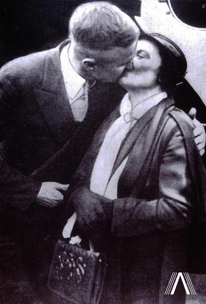 archivesofculture.com nuotr./Lėktuvo „Lituanica“ krikštynos. Steponas Darius ir jo mama Augustina Degutienė. Čikaga, 1933 gegužės 6 d.